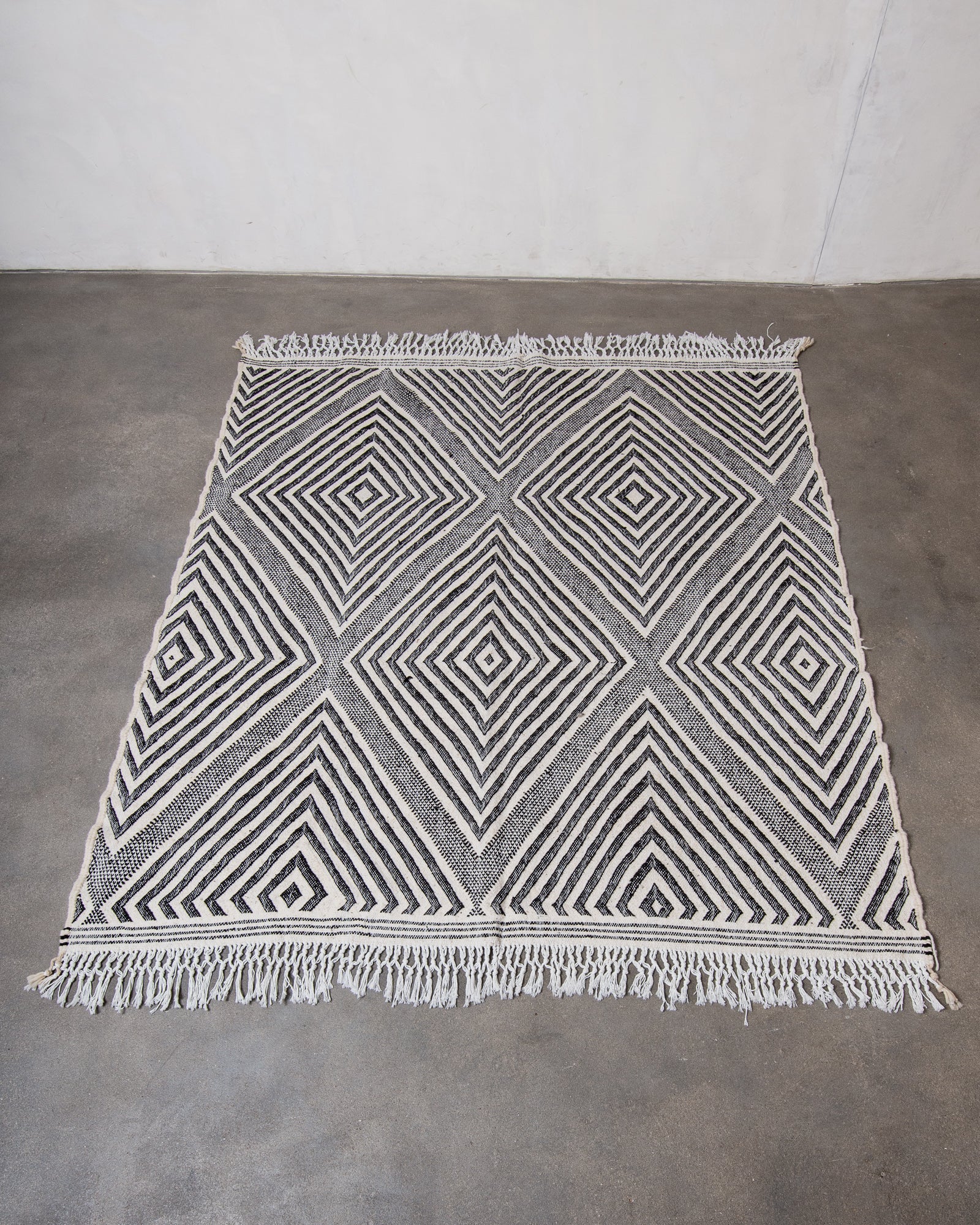 Modern, handcrafted Berber rug from Morocco. Flat-woven Kelim carpet in black and white design. Made of 100% wool.